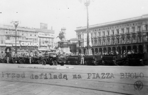 Pojazdy czwartej Wołyńskiej Brygady Piechoty, wchodzącej w skład 5. Kresowej Dywizji Piechoty, zgromadzone na Piazza del Duomo przed defiladą z okazji Święta Żołnierza. Na pierwszym planie samochód terenowy klasy jeep - Willys MB lub Ford GPW - dalej lekkie transportery gąsienicowe z rodziny Universal Carrier.