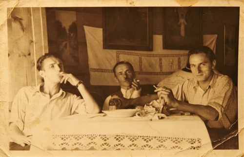 Ryszard Skorupka, pseudonim Orzeł (pierwszy z prawej) na jednej z partyzanckich melin. Zdjęcie prawdopodobnie z 1946 roku