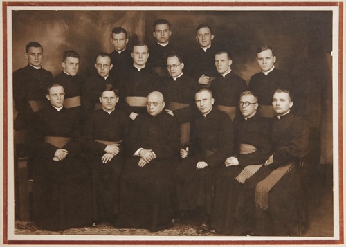 Jan Macha, siedzi trzeci od prawej, z alumnami Śląskiego Seminarium Duchownego w Krakowie, lata trzydzieste dwudziestego wieku