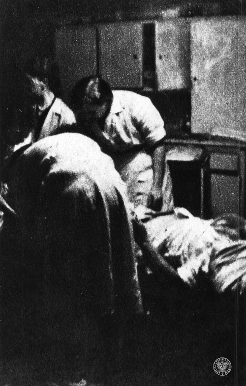 Surgery in the field hospital on Mokotowska Street. Author: Eugeniusz Lokajski (Photo from the collections of the Institute of National Remembrance)