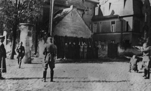 Niemcy rozstrzeliwują polskich cywilów w Kórniku, 20 października 1939 r. (fot. ze zbiorów IPN)