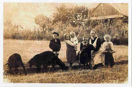 Wiktoria Ulma z dziećmi. Od lewej: Władzio, Stasia, trzymająca na rękach Marysię, Franuś (na baranku), Basia i Antoś, jesień 1943 r. Fot. ze zbiorów krewnych rodziny Ulmów