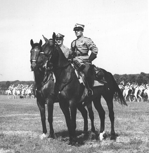 Generał Stanisław Grzmot-Skotnicki (z prawej) podczas defilady Pomorskiej Brygady Kawalerii