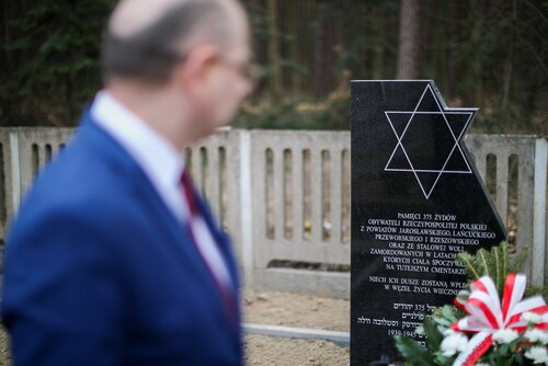 Pomnik upamiętniający 375 Żydów na Cmentarzu Ofiar Hitleryzmu 1939-1945 – Jagiełła, 24 marca 2023. Fot. Sławek Kasper (IPN)