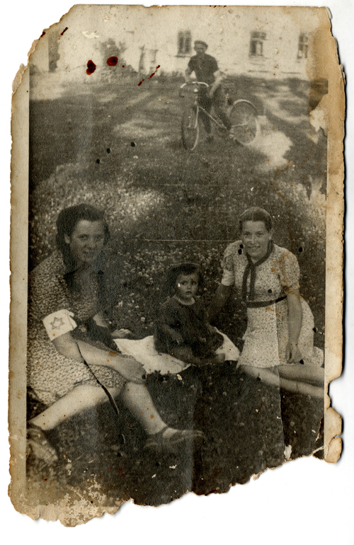 djęcie markowskich Żydówek autorstwa Józefa Ulmy. 24 marca 1944 r. na fotografię padły krople krwi ofiar niemieckiej zbrodni (ze zbiorów krewnych rodziny Ulmów)