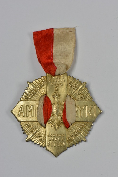 Odznaka pamiątkowa Krzyża Żołnierzy Polskich z Ameryki, 1920 r. Z zasobu AIPN