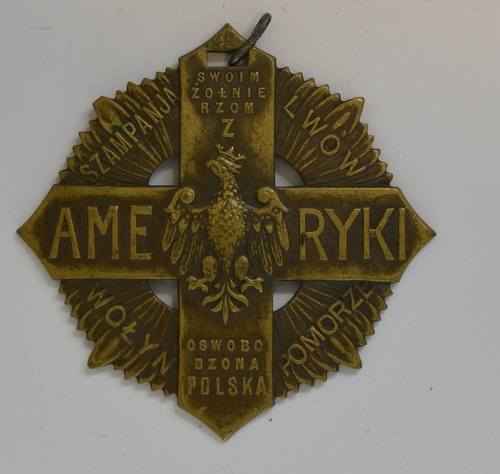 Odznaka pamiątkowa Krzyża Żołnierzy Polskich z Ameryki (egzemplarz bez wstążki), 1920 r. Z zasobu AIPN