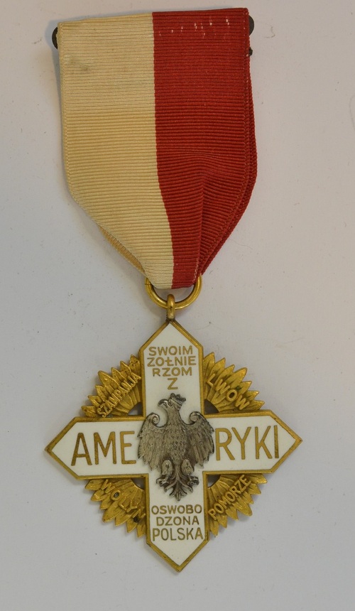 Odznaka pamiątkowa Krzyża Żołnierzy Polskich z Ameryki – wersja późniejsza. Z zasobu AIPN