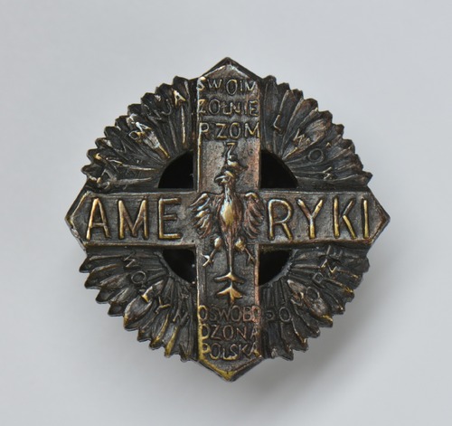 Przypinka z odznaką pamiątkową Krzyża Żołnierzy Polskich z Ameryki, I poł. XX w. Z zasobu AIPN
