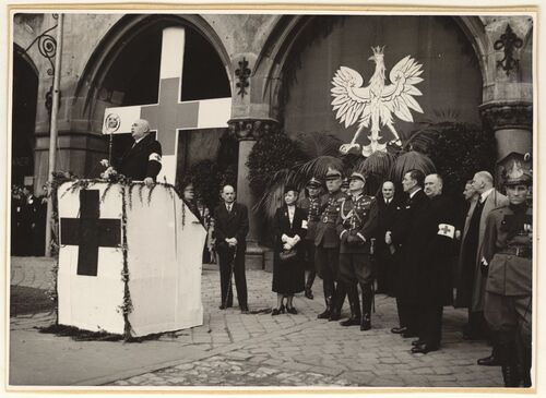Stanisław Klimecki (pierwszy z lewej od strony mównicy) podczas uroczystości Polskiego Czerwonego Krzyża, 1939 r. Zbiory Muzeum Krakowa