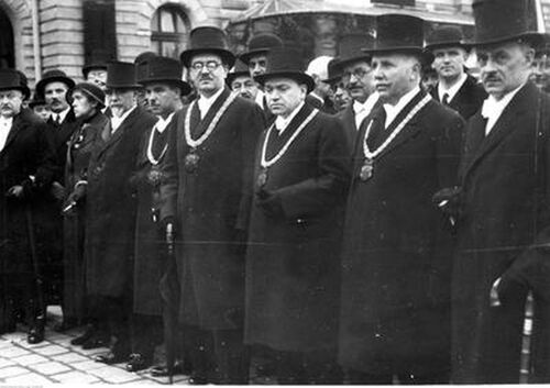Przedstawiciele władz Krakowa podczas pogrzebu Józefa Piłsudskiego