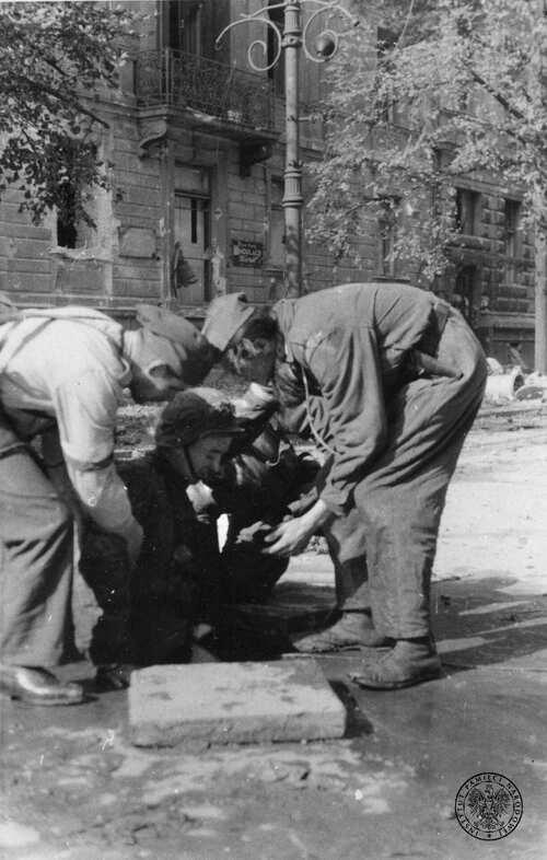 Wychodzenie z kanałów. Warszawa, sierpień 1944 r. Autor: Sylwester Braun ps. Kris (fot. z zasobu IPN)