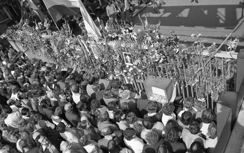 Tłumy ludzi przed bramą nr 2 Stoczni Gdańskiej im. Lenina w sierpniu 1980. Fot. z zasobu AIPN