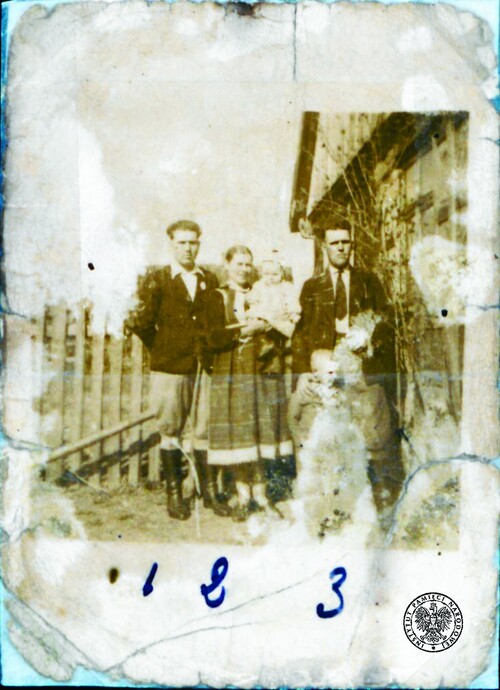 Franciszek Kmiołek (pierwszy od lewej, oznaczony cyfrą 1) wraz z bratem Stanisławem (pierwszy od prawej), jego żoną Stefanią oraz dziećmi
