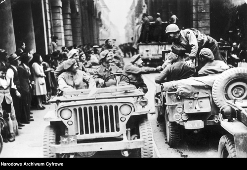 Pułkownik Klemens Rudnicki (za kierownicą) podaje rękę amerykańskiemu generałowi Markowi Clarkowi, Bolonia 1945 r. Fot. z zasobu NAC