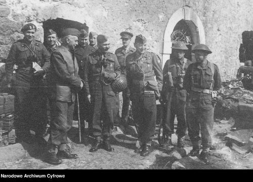 Naczelny Wódz gen. broni Kazimierz Sosnkowski (drugi. z lewej) z żołnierzami 5. Kresowej Dywizji Piechoty. W pierwszym rzędzie czwarty od lewej płk dypl. Klemens Rudnicki. Fot. z zasobu NAC