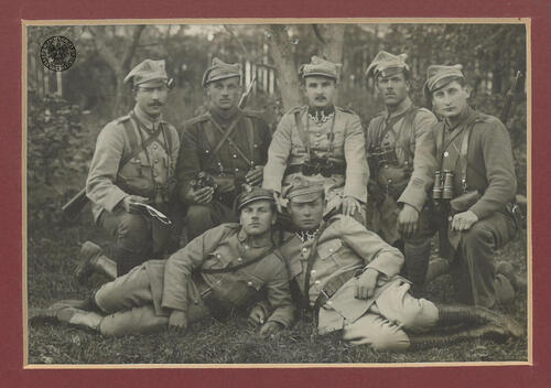 Gustaw Pieprzny, siedzi w środku, w okresie służby w Wojsku Polskim