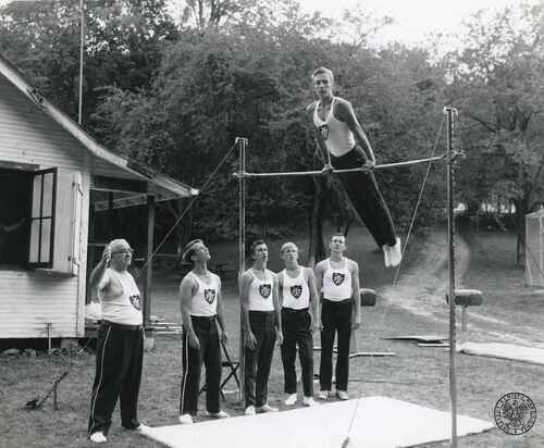 Gustaw Pieprzny, stoi pierwszy z lewej, podczas kursu gimnastycznego Okręgu IV Sokolstwa Polskiego w Ameryce w 1968 roku