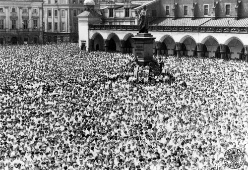 Uczestnicy Białego Marszu w Krakowie, zorganizowanego po zamachu na papieża Jana Pawła II