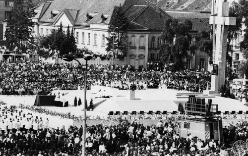 Uroczystości pogrzebowe prymasa Stefana Wyszyńskiego. Na zdjęciu widoczny ołtarz na ówczesnym placu  Zwycięstwa oraz krzyż ustawiony z okazji mszy św. odprawionej przez Jana Pawła II podczas jego pielgrzymki do ojczyzny w 1979 roku