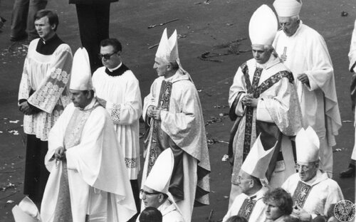 Księża i biskupi w kondukcie pogrzebowym prymasa Stefana Wyszyńskiego. Po środku ówczesny arcybiskup Monachium i Fryzyngi kardynał Joseph Ratzinger