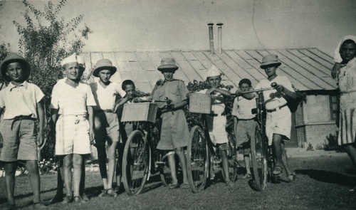 Chłopcy przed blokiem mieszkalnym indyjskiego garnizonu wojskowego w Quetcie