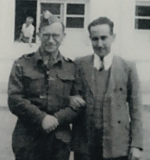 Lekarz Stanisław Konarski - z prawej i ks. Franciszek Pluta przed budynkiem polskiego sierocińca, Meszhed, marzec 1942 roku