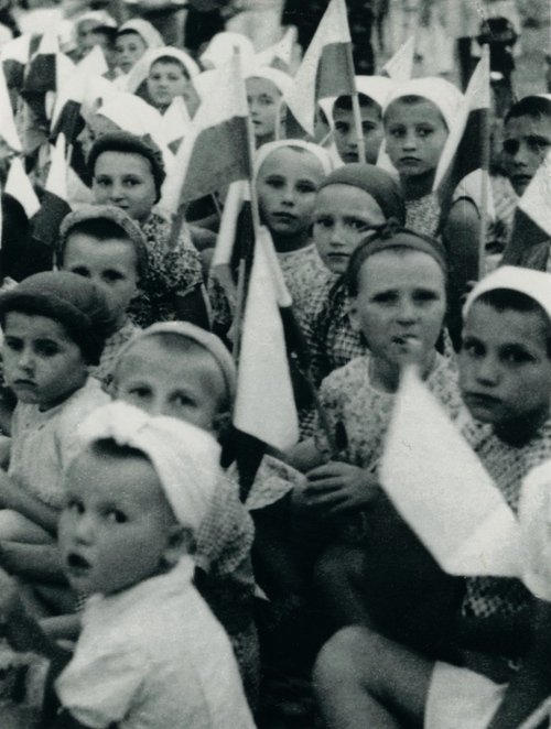 Dzieci z drugiego transportu tuż po przyjeździe do Quetty