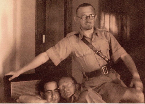 Tadeusz Lisiecki - siedzi na podłokietniku, lekarz Stanisław Konarski - z lewej i ksiądz Franciszek Pluta, Meszhed, marzec 1942 roku