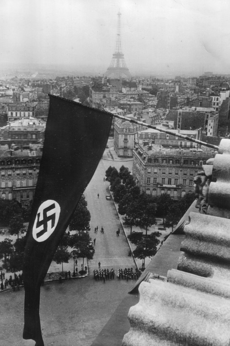 Panorama Paryża z Łuku Triumfalnego. Widoczny sztandar ze swastyką zatknięty na szczycie Łuku oraz Wieża Eiffla, czerwiec 1940 r. Fot. z zasobu NAC