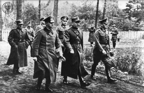 Generał dywizji Tadeusz Kutrzeba (w środku, w pierwszym rzędzie) w asyście oficerów Wehrmachtu