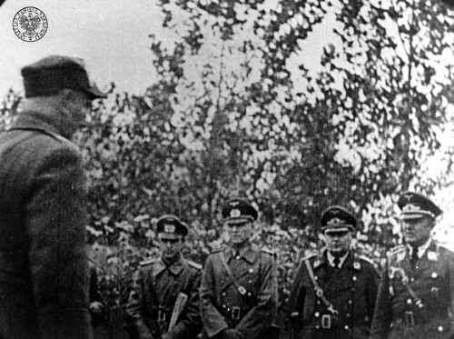 Generał dywizji Tadeusz Kutrzeba (pierwszy z lewej) stoi naprzeciw oficerów Wehrmachtu