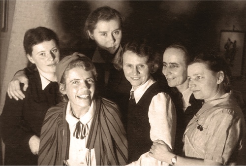 Spotkanie nauczycielek tajnego nauczania w mieszkaniu Anieli Pigoniówny przy ul. Orzeszkowej w Poznaniu. Od lewej: Wanda Wilkowska, Aniela Pigoniówna, Barbara Sollichówna, Irena Tarnowska, Maria Fiedlerówna, Maria Mąkówna