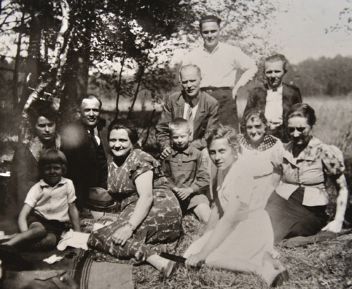 Nauczyciele szkoły powszechnej w Kostrzynie. W tylnym rzędzie od lewej: pierwszy Marian Gerula, drugi Jan Nowotarski, czwarty Konrad Goćwiński – rozstrzelani dwudziestego października 20 X 1939 roku