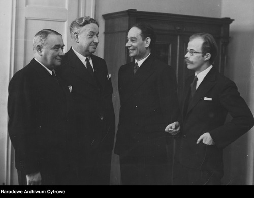 Recytatorzy utworów literackich. Stoją od lewej: Stefan Jaracz, Aleksander Zelwerowicz, Stanisław Młodożeniec, Wojciech Skuza, 1937 r.(fot. NAC)