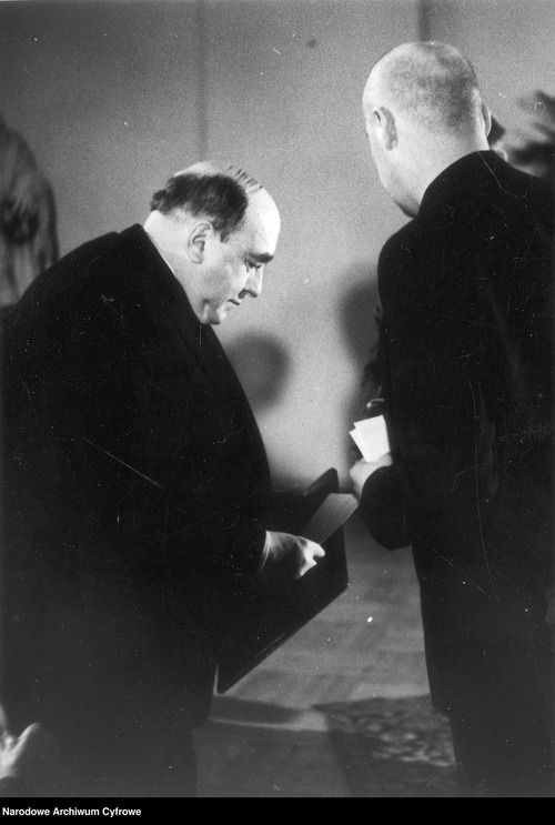 Leon Schiller (z lewej) i premier Józef Cyrankiewicz podczas uroczystości, 1948 r. (fot. NAC)