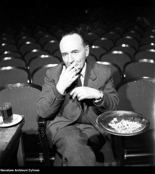Bohdan Korzeniewski pali na widowni teatru (fot. NAC)