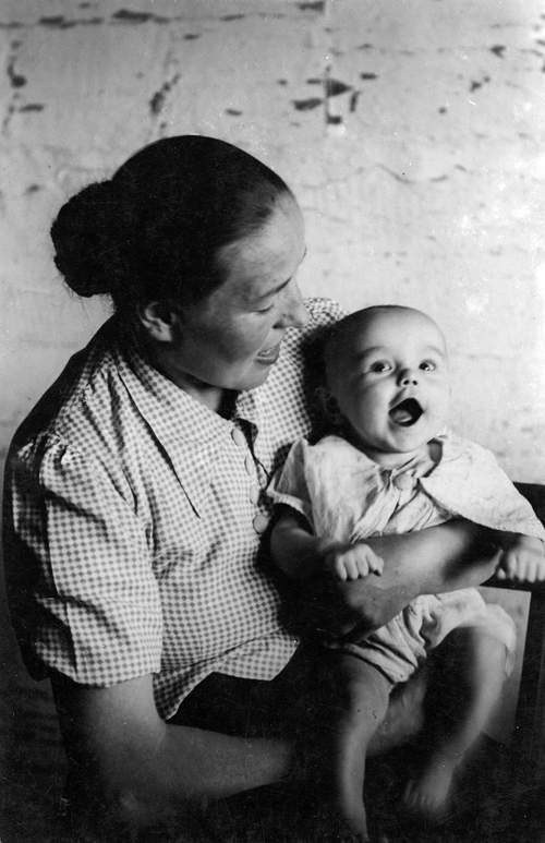 Wiktoria Ulma with her child. Photo from the collections of the Ulma family’s relatives