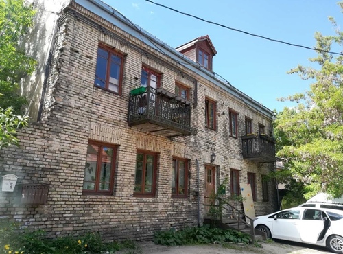 Dom przy ul. Popławskiej w Wilnie w którym mieszkał Tadeusz Stankiewicz. Stan z 2023 roku