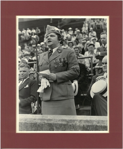 Maria Korpanty w sokolim mundurze podczas przemówienia, I poł. XX w. Fot. z zasobu AIPN