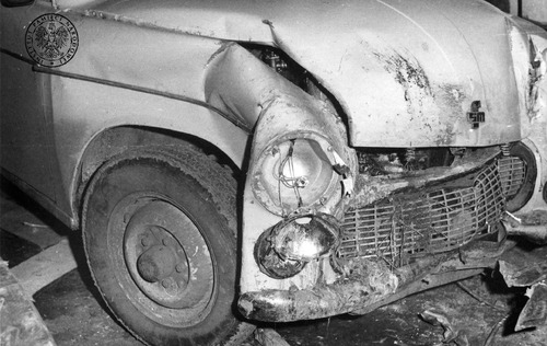 Uszkodzenia samochodu marki Syrena Bosto, którą wieczorem 7 II 1984 r. kierował Piotr Bartoszcze (fot. z zasobu IPN)