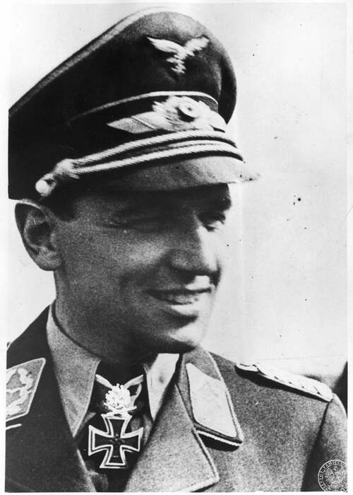 Dowódca 1 pułku myśliwców nocnych major Werner Streib z Krzyżem Rycerskim Krzyża Żelaznego (nadany 6 października 1940 r.) z Dębowym Liściem (nadany 27 lutego 1943 r.) i Mieczami (nadane 11 marca 1944 r.). Informując 15 marca 1944 r. o nowym odznaczeniu przyznanym Streibowi przez Hitlera berlińska agencja „Atlantic” odpowiednio spreparowała fotografię z 1942 lub początku 1943 r. - do Krzyża domalowano Liść i Miecze, z pozostawieniem bez zmian wciąż aktualnego stopnia. Fot. z zasobu AIPN