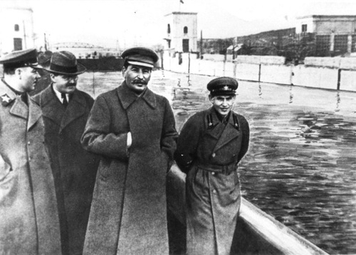 Nikołaj Jeżow (w latach 1936-1938 ludowy komisarz spraw wewnętrznych ZSRS; pierwszy od prawej) i Józef Stalin na spacerze nad kanałem Wołga – Don, 22 kwietnia 1937 r