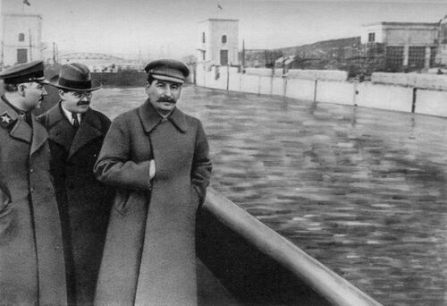 To samo zdjęcie wyretuszowane po zgładzeniu Nikołaja Jeżowa na rozkaz Stalina (prawdopodobnie w 1940 r.)