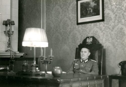 August Gauer siedzi najprawdopodobniej w fotelu Prezydenta RP Ignacego Mościckiego w jego gabinecie, pałac w Spale, wiosna 1940 r. Z zasobu Archiwum IPN