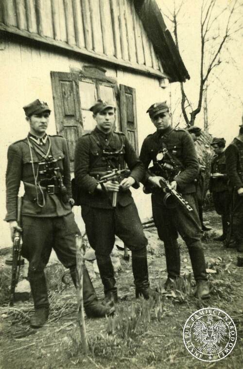 St. sierż. Mieczysław Dziemieszkiewcz „Rój” (pierwszy od lewej) wraz z podkomendnymi. Obok dowódcy, od lewej, stoją: sierż. Ildefons Tadeusz Żbikowski „Tygrys” oraz plut. Józef Maruszewski „Sęp”. W głębi, po prawej, m.in. sierż. Stanisław Okuniecki „Kruk”