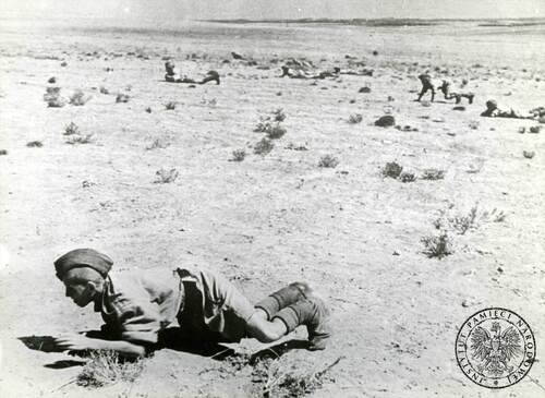 Uczniowie Junackiej Szkoły Kadetów podczas ćwiczeń terenowych na terenie obozu w Palestynie (fot. z zasobu IPN)