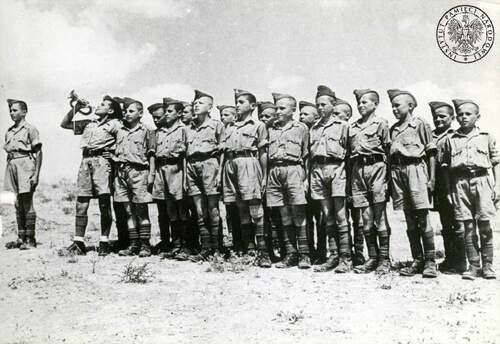 Uczniowie Junackiej Szkoły Kadetów podczas zbiórki na terenie obozu w Palestynie, ok. 1942 roku