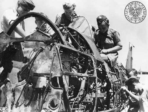 Junacy  z ośrodka szkoleniowego oddziałów polskich na Bliskim Wschodzie przy szkielecie brytyjskiego samolotu, ok. 1942 r. Reprodukcja rozpowszechniana przez komórki propagandy rządu RP na uchodźstwie. Zdjęcie pochodzi z kolekcji przekazanej do zasobu Archiwum IPN przez p. Teresę Mellerowicz-Gellę (fot. z zasobu IPN)