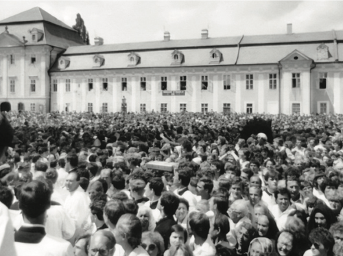 Pielgrzymka narodowa Czechów i Słowaków w Velehradzie, 1985 r. Fot. Velehrad.cz